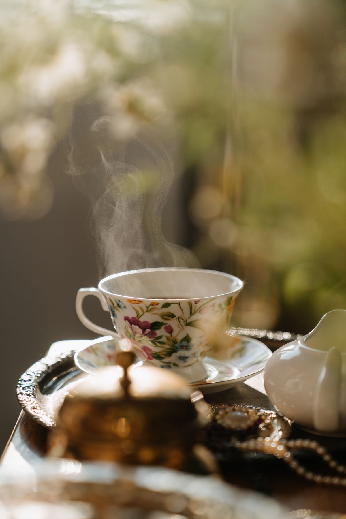 Taza de té humeante con luz cálida de ventana