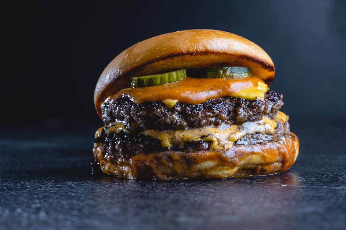 La Doble Fosfo: dos carnes con cheddar derretido y pepinillos encima
