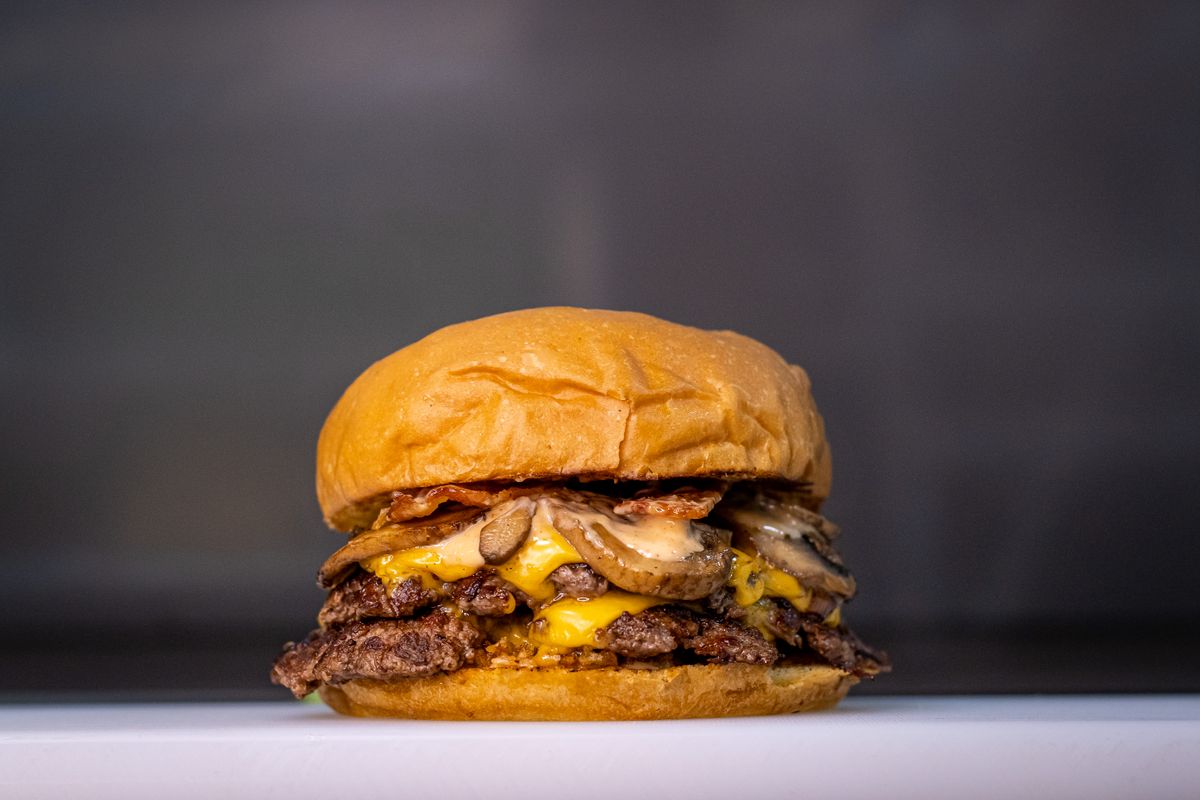 La de Hongos: dos carnes smash con cheddar, champiñones salteados y tocino